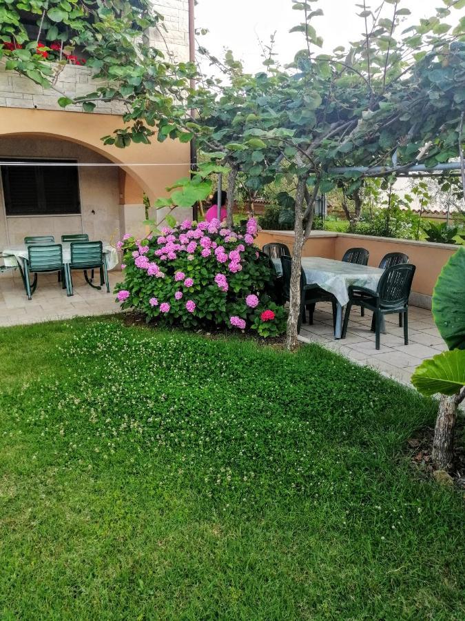 Apartman 100M2, Full Opremljen, Privatni Parking. Pola Esterno foto