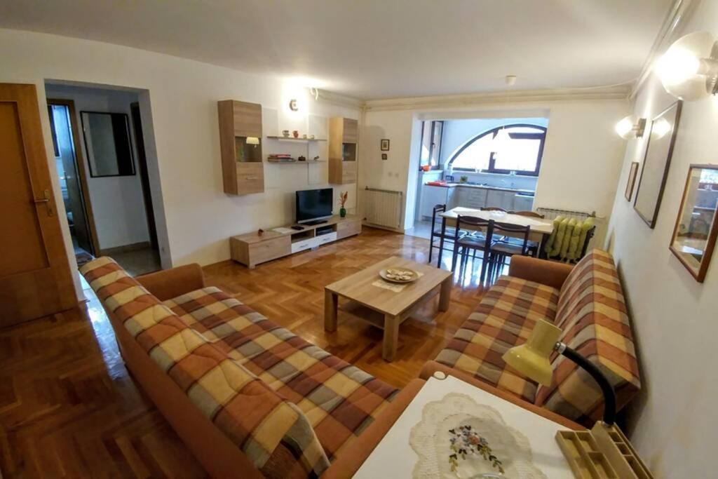 Apartman 100M2, Full Opremljen, Privatni Parking. Pola Esterno foto