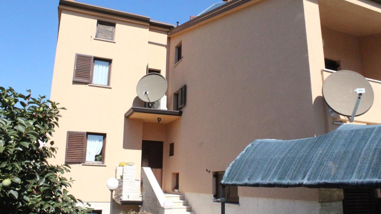 Apartman 100M2, Full Opremljen, Privatni Parking. Pola Esterno foto