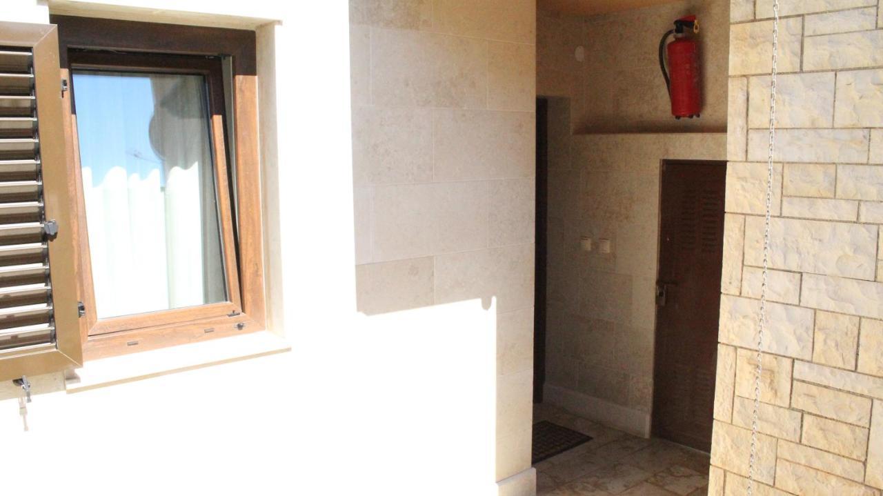 Apartman 100M2, Full Opremljen, Privatni Parking. Pola Esterno foto