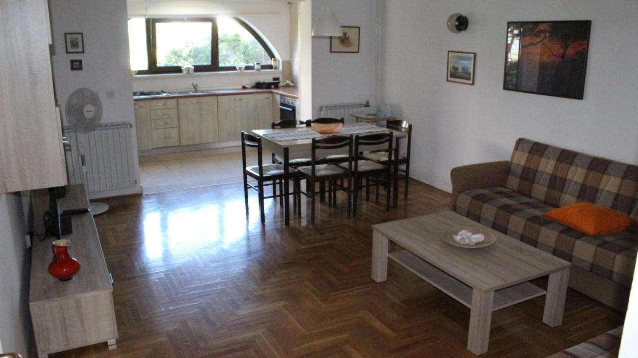 Apartman 100M2, Full Opremljen, Privatni Parking. Pola Esterno foto