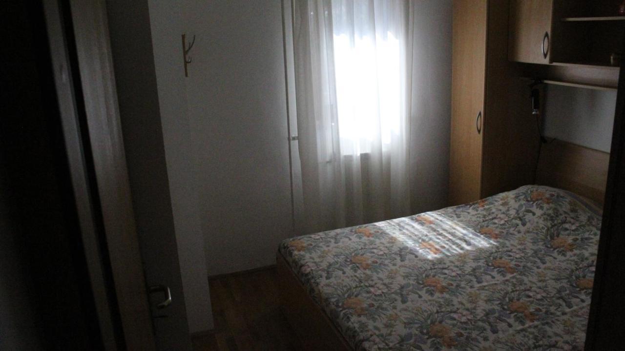 Apartman 100M2, Full Opremljen, Privatni Parking. Pola Esterno foto